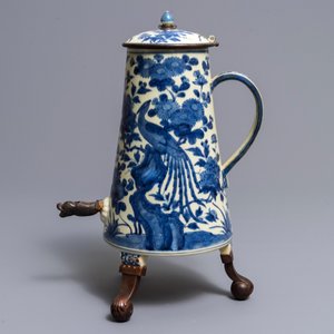 Een Japanse blauwwitte Arita koffiekan met koperen montuur, Edo, 17/18e eeuw — foto 4
