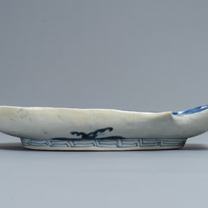 Een Japanse blauwwitte schotel in de vorm van een vis, Arita, Japan, Edo/Meiji, 18/19e eeuw — foto 3