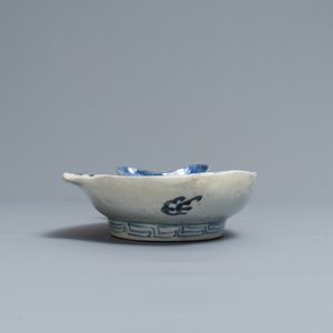 Een Japanse blauwwitte schotel in de vorm van een vis, Arita, Japan, Edo/Meiji, 18/19e eeuw — foto 4