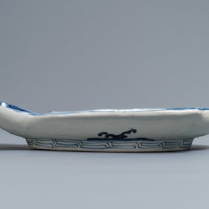 Een Japanse blauwwitte schotel in de vorm van een vis, Arita, Japan, Edo/Meiji, 18/19e eeuw — foto 5