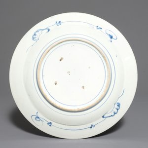Een Japanse blauwwitte schotel met bloemvaas, Edo, 17e eeuw — foto 2