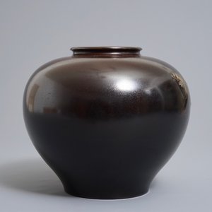 Een Japanse bronzen bolvaas met koi in reliëf, gesigneerd, Meiji/Taisho, 1e helft 20e eeuw — foto 3