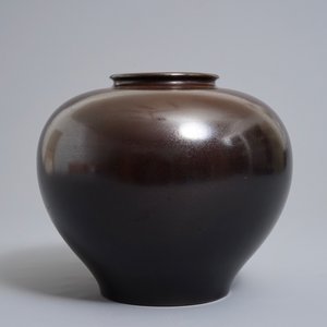 Een Japanse bronzen bolvaas met koi in reliëf, gesigneerd, Meiji/Taisho, 1e helft 20e eeuw — foto 4