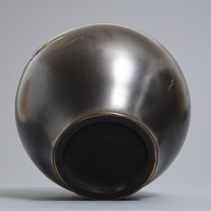 Een Japanse bronzen bolvaas met koi in reliëf, gesigneerd, Meiji/Taisho, 1e helft 20e eeuw — foto 7