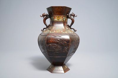 Een Japanse bronzen champlevé vaas met landschapsdecor, reliëfmerk, 19e eeuw