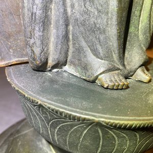 Een Japanse bronzen en koperen figuur van Kanzeon Bosatsu met inscriptie, Edo — foto 15
