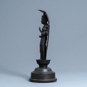Een Japanse bronzen en koperen figuur van Kanzeon Bosatsu met inscriptie, Edo — foto 5
