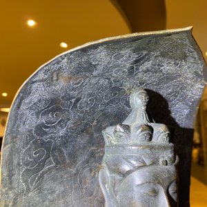 Een Japanse bronzen en koperen figuur van Kanzeon Bosatsu met inscriptie, Edo — foto 9
