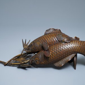 Een Japanse bronzen groep met twee kois, Meiji, 19e eeuw — foto 1