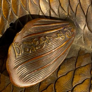 Een Japanse bronzen groep met twee kois, Meiji, 19e eeuw — foto 18