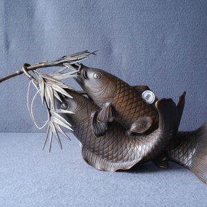 Een Japanse bronzen groep met twee kois, Meiji, 19e eeuw — foto 9