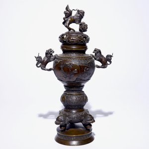 Een Japanse bronzen koro en een figuratieve wierookbrander, Meiji/Taisho, 19/20e eeuw — foto 2