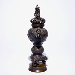 Een Japanse bronzen koro en een figuratieve wierookbrander, Meiji/Taisho, 19/20e eeuw — foto 3