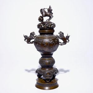 Een Japanse bronzen koro en een figuratieve wierookbrander, Meiji/Taisho, 19/20e eeuw — foto 4