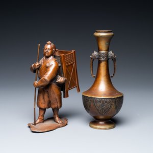 Een Japanse bronzen okimono en een vaasje, Meiji, 19e eeuw — foto 1