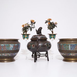 Een Japanse champlevé bronzen wierookbrander, een paar urnes en twee boompjes in half-edelsteen, Meiji, 19/20e eeuw — foto 2