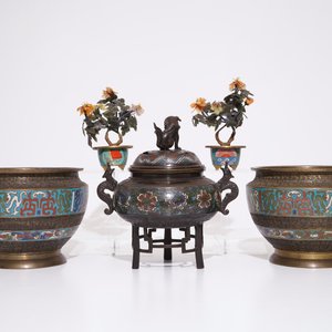 Een Japanse champlevé bronzen wierookbrander, een paar urnes en twee boompjes in half-edelsteen, Meiji, 19/20e eeuw — foto 3