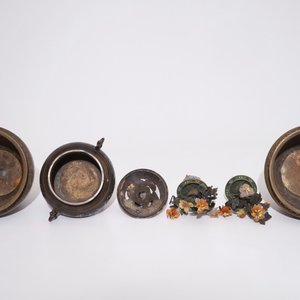 Een Japanse champlevé bronzen wierookbrander, een paar urnes en twee boompjes in half-edelsteen, Meiji, 19/20e eeuw — foto 6