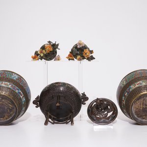 Een Japanse champlevé bronzen wierookbrander, een paar urnes en twee boompjes in half-edelsteen, Meiji, 19/20e eeuw — foto 7
