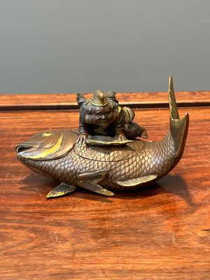 Een Japanse deels vergulde bronzen dekseldoos in de vorm van Ebisu op zeebrasem, gesigneerd Miyao Zo, Meiji, circa 1880 — foto 1