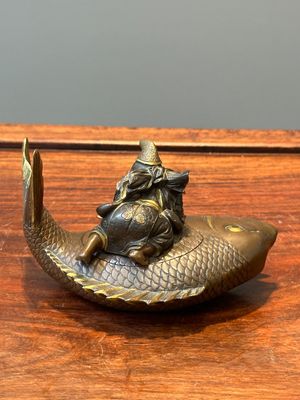 Een Japanse deels vergulde bronzen dekseldoos in de vorm van Ebisu op zeebrasem, gesigneerd Miyao Zo, Meiji, circa 1880 — foto 3