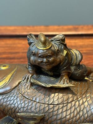 Een Japanse deels vergulde bronzen dekseldoos in de vorm van Ebisu op zeebrasem, gesigneerd Miyao Zo, Meiji, circa 1880 — foto 5