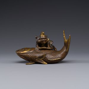 Een Japanse deels vergulde bronzen dekseldoos in de vorm van Ebisu op zeebrasem, gesigneerd Miyao Zo, Meiji, circa 1880 — foto 1