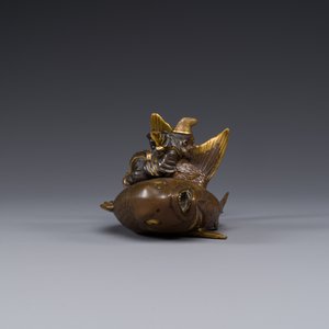 Een Japanse deels vergulde bronzen dekseldoos in de vorm van Ebisu op zeebrasem, gesigneerd Miyao Zo, Meiji, circa 1880 — foto 5