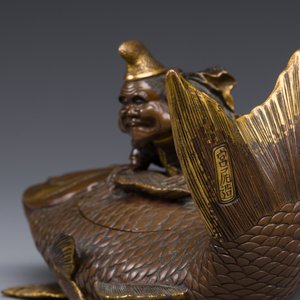 Een Japanse deels vergulde bronzen dekseldoos in de vorm van Ebisu op zeebrasem, gesigneerd Miyao Zo, Meiji, circa 1880 — foto 8
