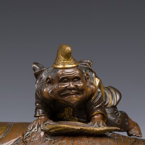 Een Japanse deels vergulde bronzen dekseldoos in de vorm van Ebisu op zeebrasem, gesigneerd Miyao Zo, Meiji, circa 1880 — foto 9