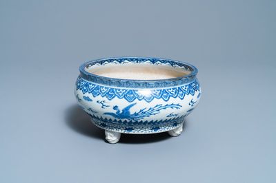Een Japanse driepotige blauw-witte Arita wierookbrander, Edo, 17e eeuw