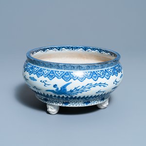 Een Japanse driepotige blauw-witte Arita wierookbrander, Edo, 17e eeuw — foto 1