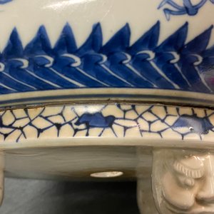 Een Japanse driepotige blauw-witte Arita wierookbrander, Edo, 17e eeuw — foto 12