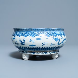 Een Japanse driepotige blauw-witte Arita wierookbrander, Edo, 17e eeuw — foto 3