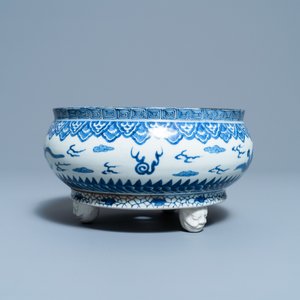 Een Japanse driepotige blauw-witte Arita wierookbrander, Edo, 17e eeuw — foto 5