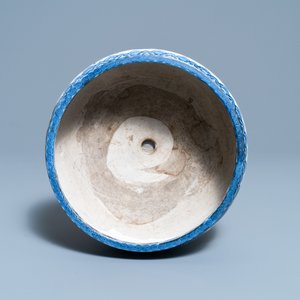Een Japanse driepotige blauw-witte Arita wierookbrander, Edo, 17e eeuw — foto 6