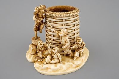 Een Japanse figuratieve groep met penseelhouder in ivoor, Meiji, 19e eeuw