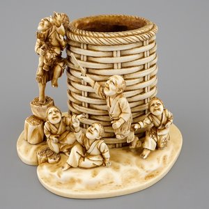 Een Japanse figuratieve groep met penseelhouder in ivoor, Meiji, 19e eeuw — foto 1