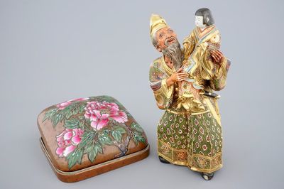 Een Japanse geëmailleerde koperen doos, Ando Jubei en een grote Satsuma figuur, 19e eeuw
