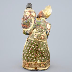 Een Japanse geëmailleerde koperen doos, Ando Jubei en een grote Satsuma figuur, 19e eeuw — foto 4