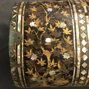 Een Japanse gelakte en vergulde 'Namban' koffer met parelmoer inlegwerk voor de Portugese markt, Edo, 17e eeuw — foto 21