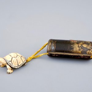 Een Japanse gelakte inro met schildpad netsuke in ivoor, Meiji, 19e eeuw — foto 1
