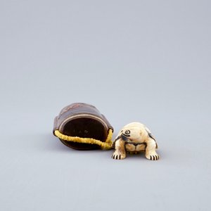 Een Japanse gelakte inro met schildpad netsuke in ivoor, Meiji, 19e eeuw — foto 3
