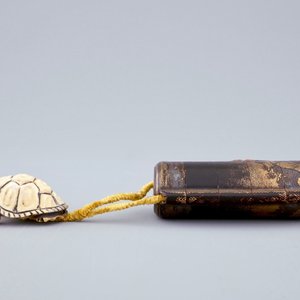 Een Japanse gelakte inro met schildpad netsuke in ivoor, Meiji, 19e eeuw — foto 4