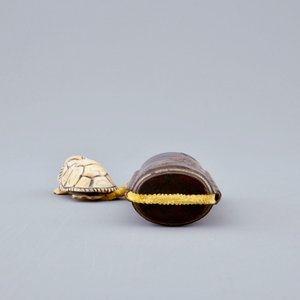 Een Japanse gelakte inro met schildpad netsuke in ivoor, Meiji, 19e eeuw — foto 5