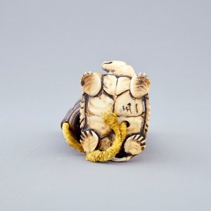 Een Japanse gelakte inro met schildpad netsuke in ivoor, Meiji, 19e eeuw — foto 6