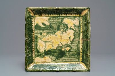 Een Japanse groen en geel geglazuurde vierkante ‘Gennai’ schotel met de kaart van Japan, Meiji, 19e eeuw