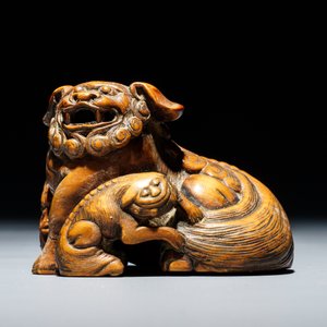 Een Japanse houten netsuke van een shishi met kleintje, Edo, 18/19e eeuw — foto 2