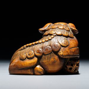 Een Japanse houten netsuke van een shishi met kleintje, Edo, 18/19e eeuw — foto 4