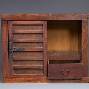 Een Japanse houten tansu 箪笥 kist, 19/20e eeuw — foto 3